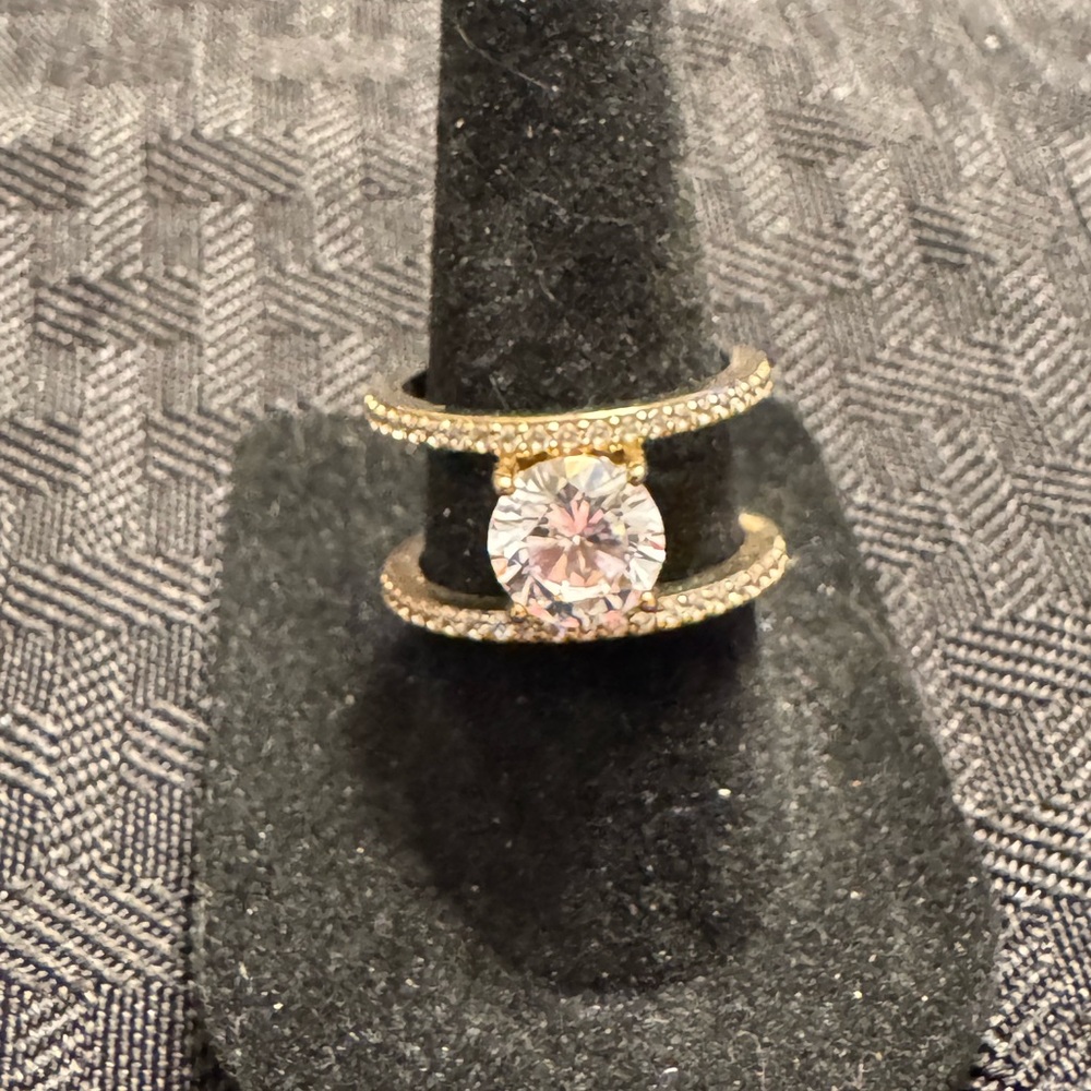 Elegant Gold with Clear Gemstone Women's Ring (size 7)